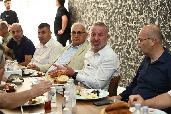 Karacabey Belediye Başkanı Fatih Karabatı, beraberinde AK Parti İlçe Başkanı