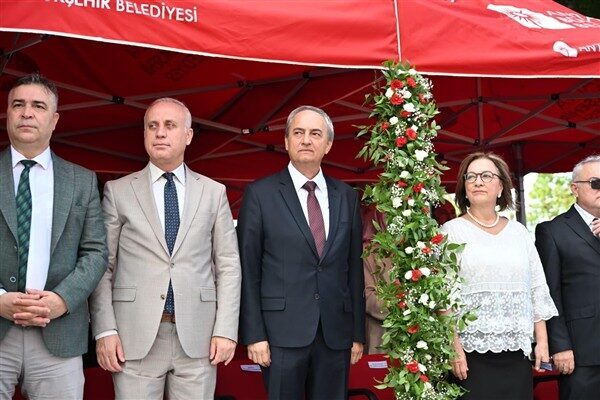 30 Ağustos Zafer Bayramı, Antalya’da Cumhuriyet Meydanı’nda düzenlenen çelenk sunumu