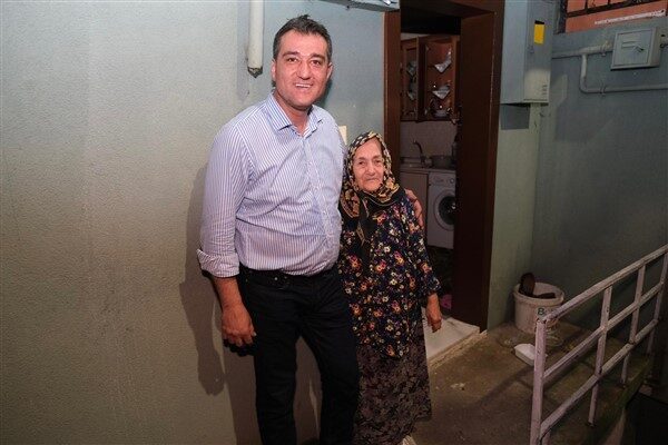 Başkan Köse, ziyarette Ayşe teyzenin yaşam koşullarını inceleyerek kendisine iletilen