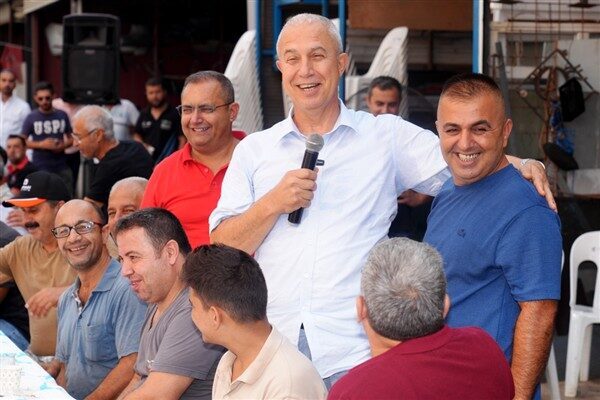 Alanya Belediye Başkanı Osman Tarık Özçelik, vatandaşlarla ve esnaflarla bir