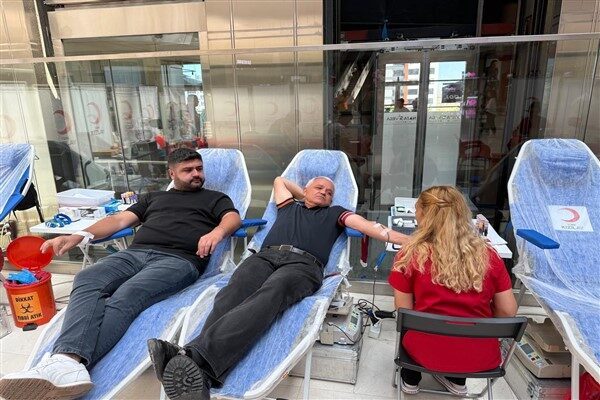 Mamak Belediye Başkanı Şahin, Nata Vega Alışveriş Merkezi’nde Kızılay tarafından