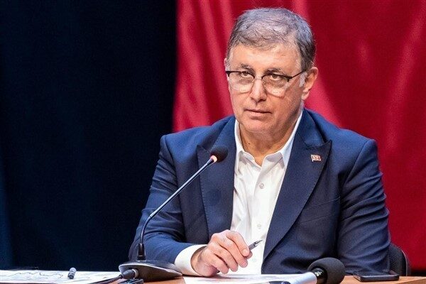 İzmir Büyükşehir Belediye Başkanı Tugay, İzmirli ultramaraton yüzücü Bengisu Avcı'nın Ocean's