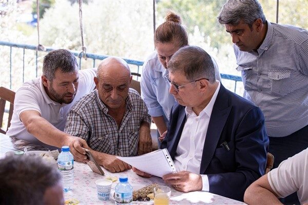 Mahalle Muhtarı Ömer Çobaner’in ev sahipliğinde vatandaşlarla buluşan, ihtiyaçları dinleyen