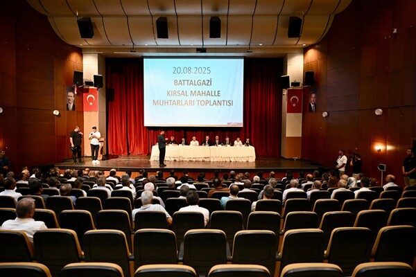 Malatya Valisi Yavuz, Kongre Kültür Merkezi’nde düzenlenen Battalgazi Kırsal Mahalle