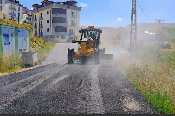 Bayburt Belediyesi Fen İşleri Müdürlüğü ekipleri, asfalt ve kaldırım çalışmalarına