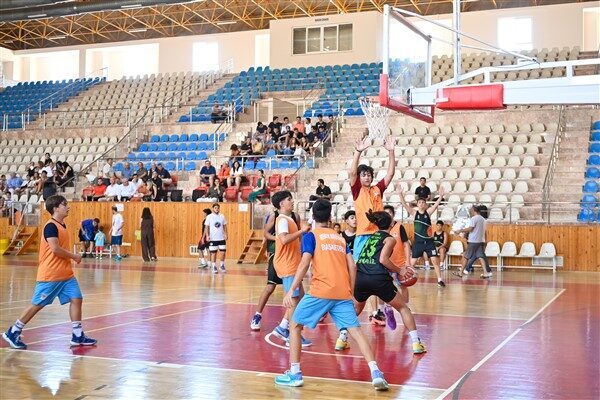 Kumluca Kapalı Spor Salonu’nda gerçekleşen turnuvada 4 takım mücadele etti.