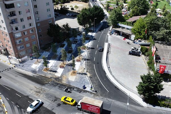 Beylikdüzü Belediyesi, ilçenin önemli trafik noktalarından biri olan Adnan Kahveci