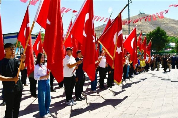 Törende, Atatürk Anıtı'na çelenk sunularak şehitler rahmet ve minnetle anıldı.