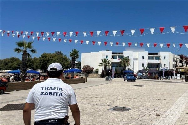 Yarımadanın farklı noktalarında denetimler yapan ekipler, motorlu araçların yaya alanlarına