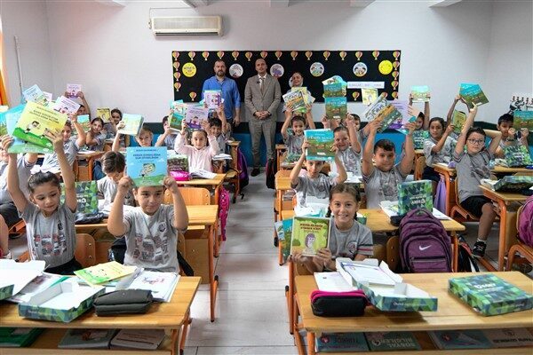 Bornova Belediyesi, bu yıl da ilkokula yeni başlayan minik öğrencilere