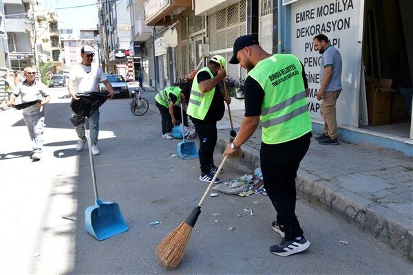 Temizlik İşleri Müdürlüğü’ne bağlı 10’ar kişilik süpürgeci ekipler, Pazar günleri
