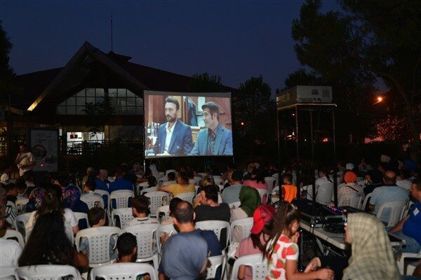 Etkinlik, 17 Temmuz’da Büyükpark’ta gösterilen “Kolonya Cumhuriyeti” filmiyle başladı. Açıkhava