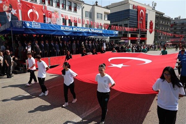 30 Ağustos Zafer Bayramı coşkusu, Bursa’da vatandaşların yoğun ilgisi eşliğinde