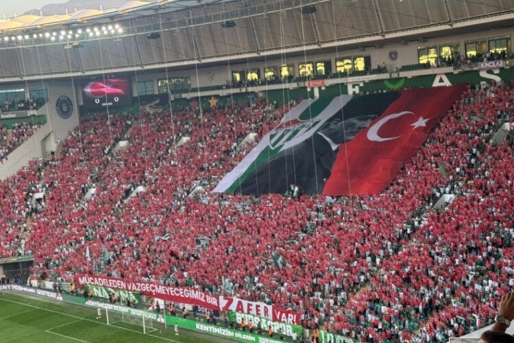 İstiklal Marşı okunurken Gazi Mustafa Kemal Atatürk, Türk bayrağı pankartı