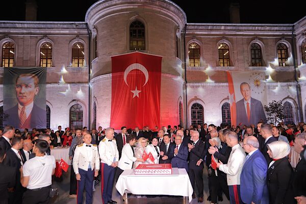 Kayseri Büyükşehir Belediye Başkanı  Büyükkılıç, eşi Necmiye Büyükkılıç ile birlikte