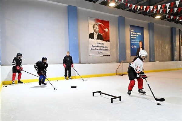 Sporcular, Muratpaşa Belediyesi bünyesindeki Antalya’nın tek doğal buz pistinde yoğun