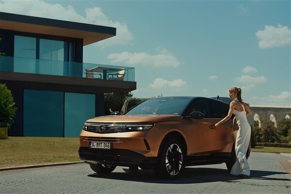 Opel’in Grandland tutkusunu özgürlük ve alışkanlık temalı iki güçlü hikaye