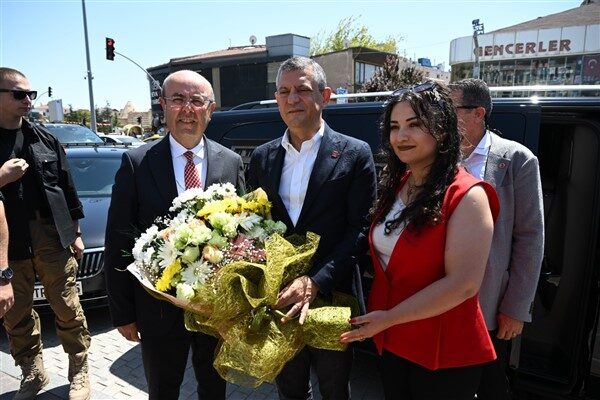 Cumhuriyet Halk Partisi Genel Başkanı Özgür Özel, "Millet İradesine Sahip Çıkıyor"