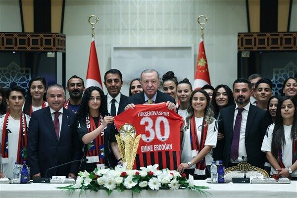 Cumhurbaşkanı Erdoğan, Yüksekovaspor Kadın Futbol Takımı yönetici ve oyuncularını Cumhurbaşkanlığı