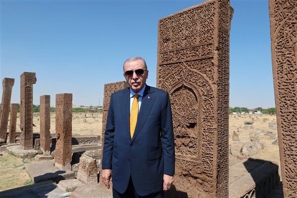 Cumhurbaşkanı Erdoğan, Ahlat Selçuklu Meydan Mezarlığı’nı ziyaret etti. Hibya Haber