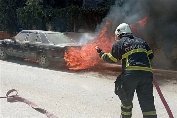 Hatay’ın Defne ilçesi Akdeniz Mahallesi’nde bir araçta çıkan yangın, itfaiye