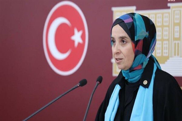 DEVA Partisi İstanbul Milletvekili Elif Esen, konuşmasında öldürülen kadınların ardında