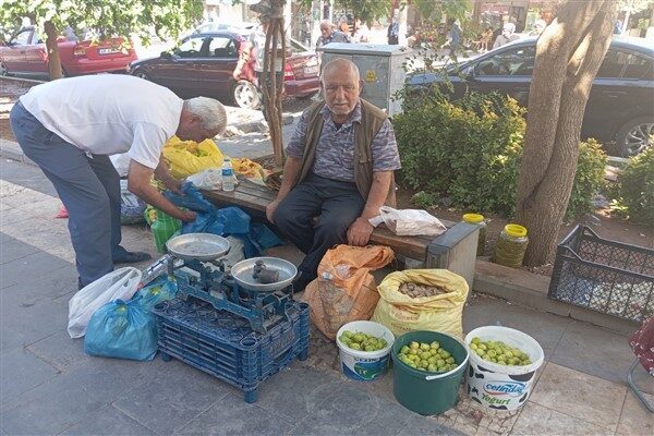 Kızıl, 45 yıldır burada kendisi ürünleri getirip sattığını kaydetti. Kızıl,