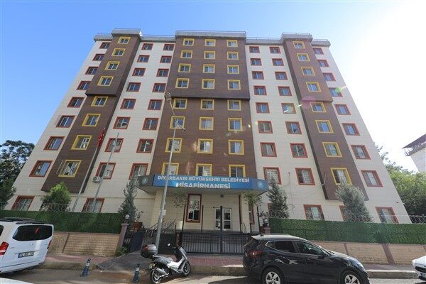 Diyarbakır Büyükşehir Belediyesi, sosyal belediyecilik projeleri kapsamında üniversite eğitimi için