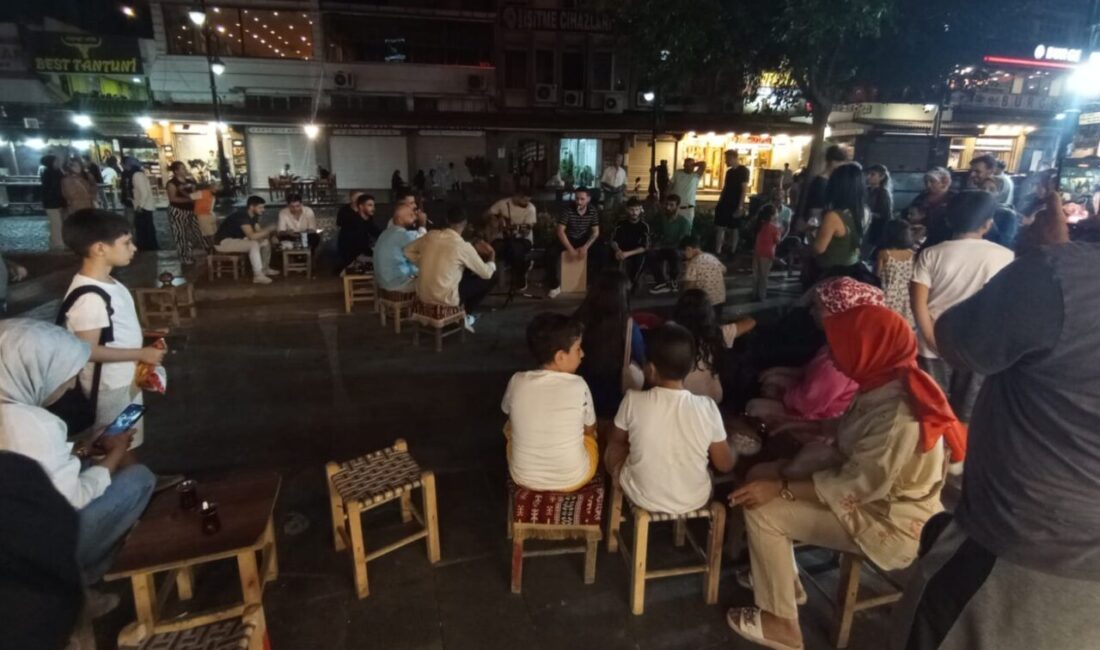 Dağkapı Meydanı’nda müzik yapan ikiliden Berkay Şahin, çocukluk yaşlarında başlayan