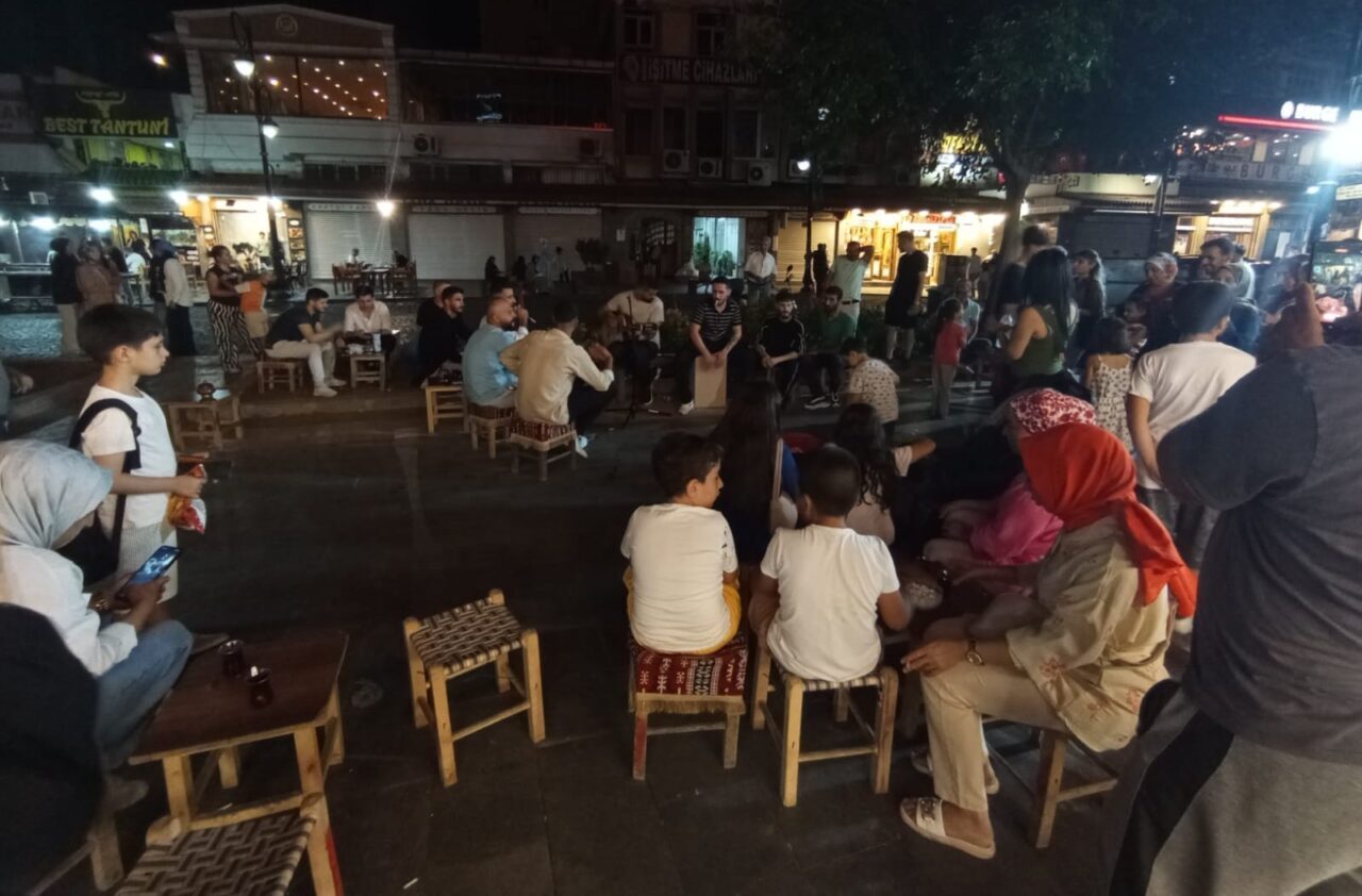 Dağkapı Meydanı’nda müzik yapan ikiliden Berkay Şahin, çocukluk yaşlarında başlayan
