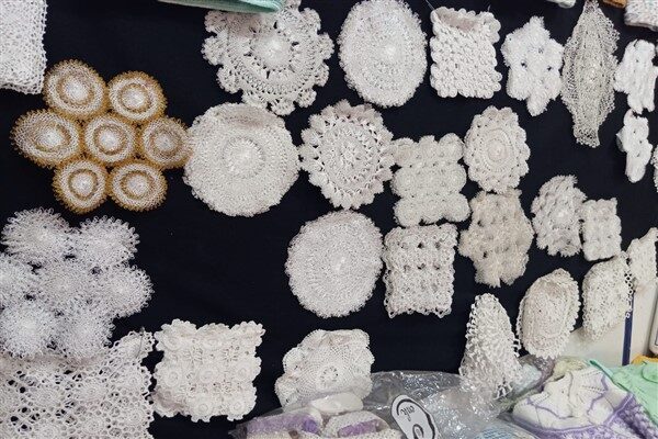 Delal Keskin, 50 yıldır el emeği ürünler işlediğini ve gençliğinde bu