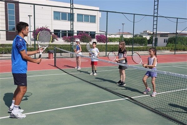 Antalya Büyükşehir Belediyesi, açtığı tenis kursları ile her yaştan vatandaşı