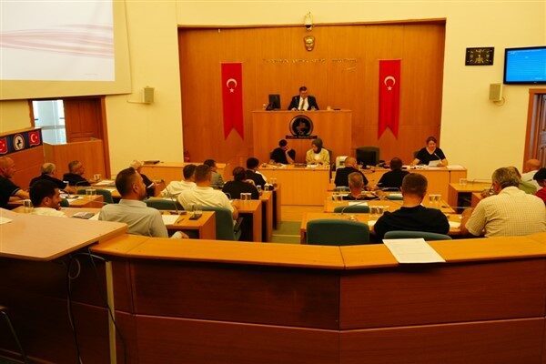 Meclis toplantı salonunda Av. Ali Dilber başkanlığında gerçekleştirilen 2.birleşimde komisyonlara