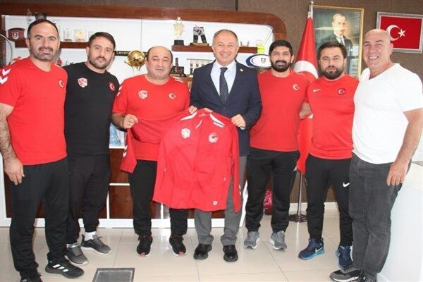 Ziyarette, U20 Takım Teknik Direktörü Nesrullah Baysal ile yardımcı antrenörler