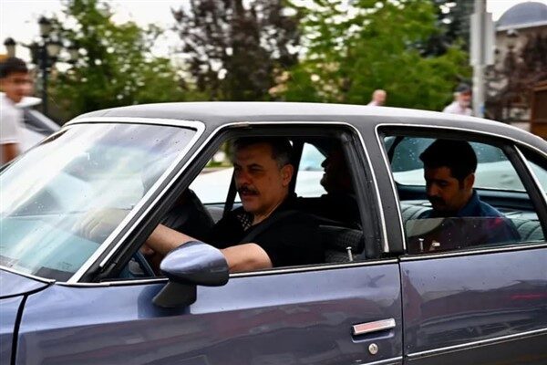 Vali Çiftçi’nin de direksiyon başına geçtiği klasik otomobil kortejinde, 11