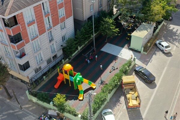 Süleymaniye Mahallesi’nde yer alan Karanfil Parkı, belediye ekiplerinin çalışmalarıyla tamamen