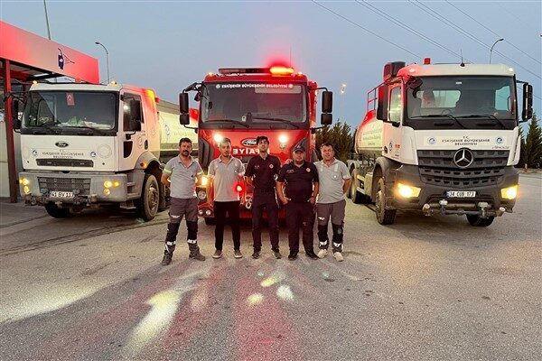 Afet Koordinasyon Merkezi (AKOM) koordinasyonunda bölgeye hareket eden ekipler, yangın