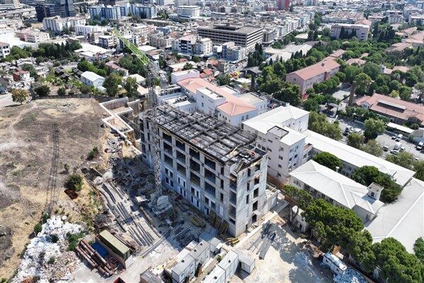 İzmir Büyükşehir Belediyesi Eşrefpaşa Hastanesi yeni ek hizmet binası ile