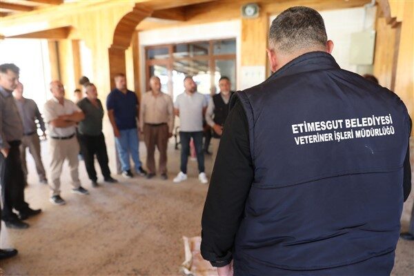 Belediye personeli, hayvancılık ve tarımla uğraşan vatandaşlarla Şehitali Mahallesi’nde bir