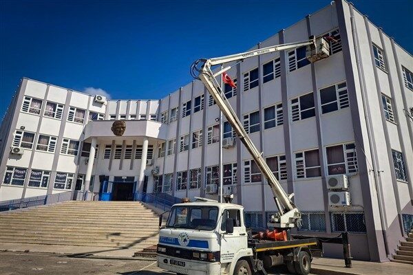 Belediye ekipleri, okullarda ağaç budama, boyama ve çevre düzenleme çalışmaları