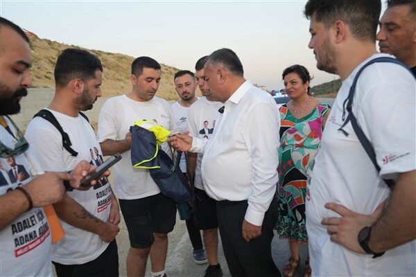 Adana Büyükşehir Belediyesi önünde uygulanan Adalet Nöbeti noktasında düzenlenen törenin