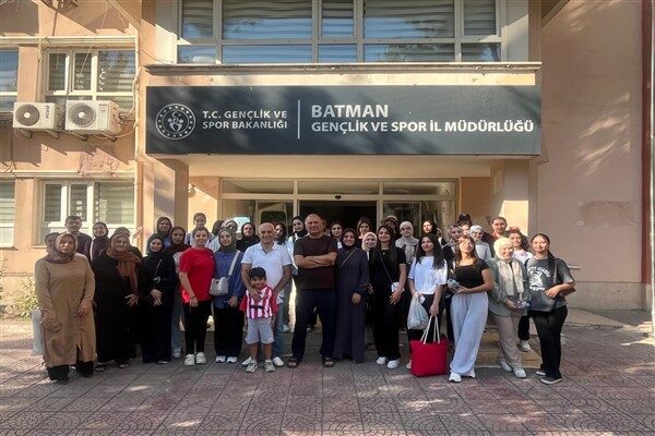 Batman Gençlik ve Spor İl Müdürlüğü önünde toplanan 18-22 yaş