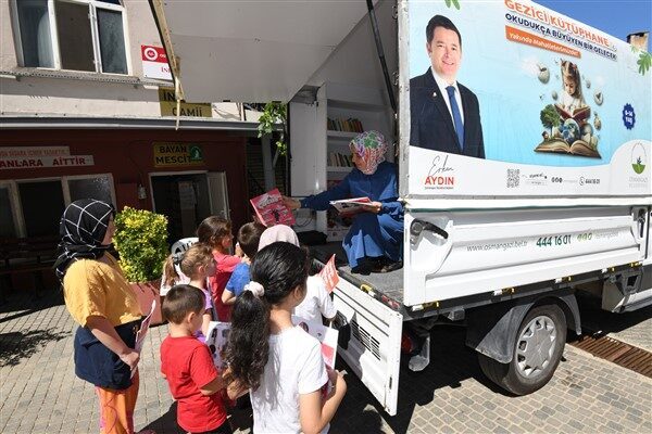 Osmangazi’nin merkeze uzak mahallelerini tek tek dolaşarak çocukları kitaplar ile