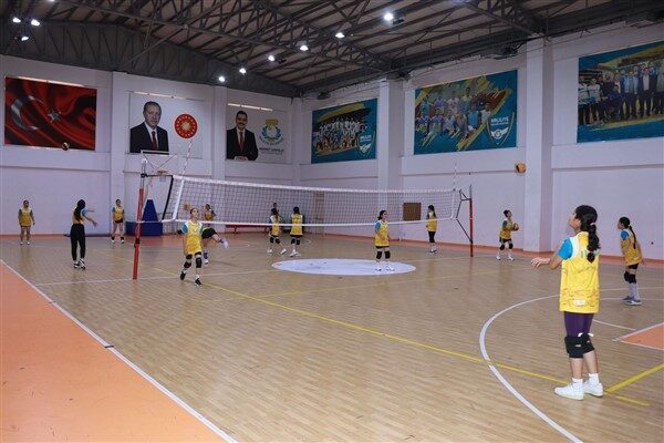 Eyyüp Cenap Gülpınar Spor ve Yaşam Merkezi'nde açılan voleybol kurslarında
