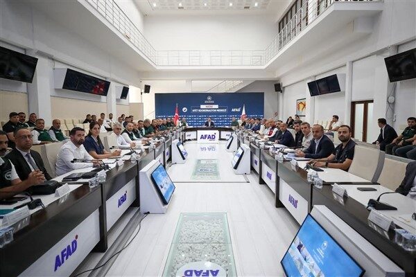 Hatay Valisi Mustafa Masatlı başkanlığında, milletvekilleri, DSİ Genel Müdürü Mehmet