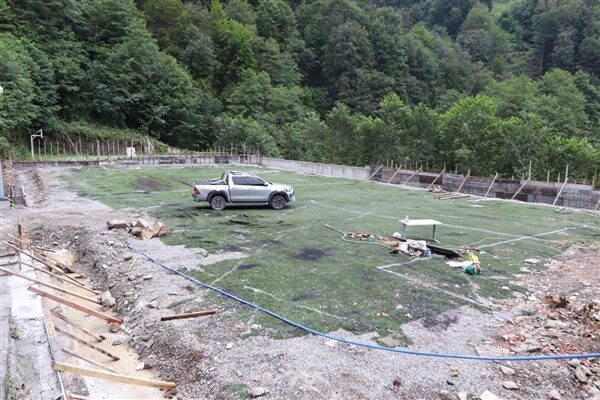 Spor tesislerinde yapılan değişim çalışmaları kapsamında, futbol sahası yenilenilenirken, basketbol