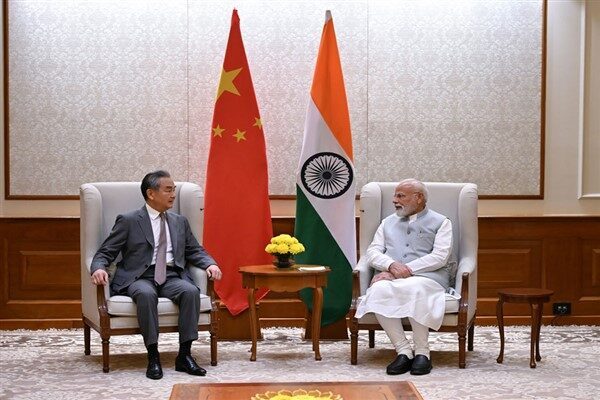 Hindistan Başbakanı Narendra Modi dün Yeni Delhi’de Çin Dışişleri Bakanı Wang