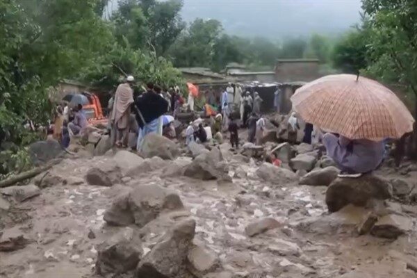 Pakistan'ın kuzeybatısındaki sel bölgelerine yardım malzemesi taşıyan bir helikopter, kötü