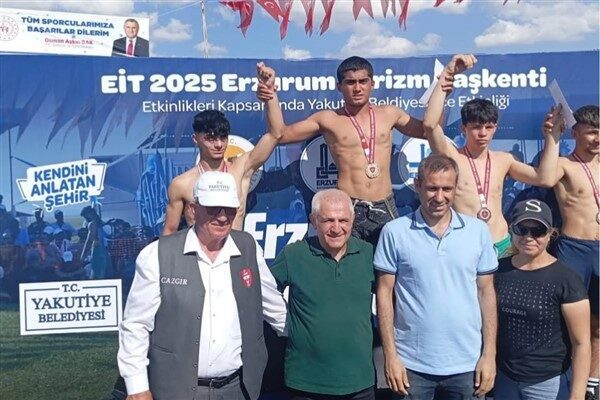 Erzurum Yakutiye Belediyesi tarafından düzenlenen 2. Geleneksel Erzurum Ovası Güreş Festivali'nde Horasan