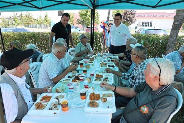 Nilüfer Belediyesi, huzurevlerinde kalanlar için sosyal bir etkinlik düzenledi. İnci